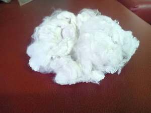 Fibra cortada de poliéster reciclada de grado GRS Vikohasan 1.4D SD Hilo perforado con aguja seca sólida blanca para uso en hormigón para hilado - Product Image 2