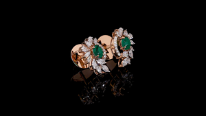 Pendientes de Oro con Esmeralda Verde Ovalada de Laboratorio y Halo de Diamantes en Forma de Pera |   Proveedor de Joyería Fina OEM ODM - Product Image 4