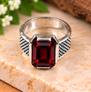 Anillo de Plata de Ley 925 con Granate Rojo para Hombre, Anillo con Gema Roja Intensa de Corte Esmeralda, Joyería de Plata Grabada Vintage - Product Image 4