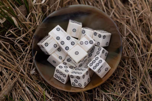Dés de jeu artisanaux en os naturel poli, style coquillage cubique, taille personnalisée, pour jeux de rôle et de société, décoration intérieure et cadeau d'affaires - Product Image 1
