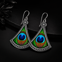 Boucles d'oreilles en argent oxydé avec plumes de paon |   Boucles d'oreilles pendantes artisanales de style tribal bohème pour soirée |   Boucles d'oreilles ethniques indiennes pour femmes