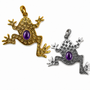 Pendentif grenouille bohème en améthyste violette, fait main, en laiton, motif animal inspiré de la nature, serti clos, ovale, plaqué or et argent, pierre précieuse - Product Image 1