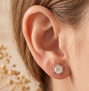 Boucles d'oreilles de fiançailles et de mariage en or massif 10K 14K 18K avec diamants de laboratoire taille hexagonale, certifiés IGI, couleur DEF, clarté VS VVS - Product Image 5