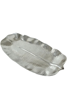 Plateau de service de luxe en aluminium avec surface d'inspiration artisanale pour une utilisation haut de gamme dans l'hôtellerie