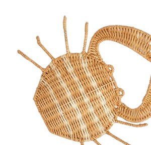Trae a casa este encantador juguete de mimbre decorativo con forma de cangrejo para niños, con un adorable estilo playero y una fina artesanía en mimbre. - Product Image 3