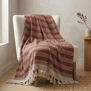Plaid en coton rayé rose poudré 130x170 cm avec franges décoratives pour collections de canapés et de chambres de style bohème et farmhouse - Product Image 1