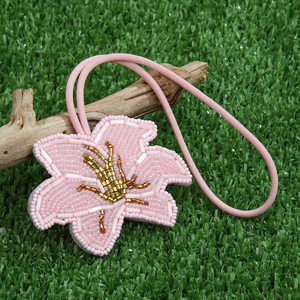 Breloques brodées de perles de rocaille personnalisées avec logo pour sacs fourre-tout, breloques de sac brodées de perles à la mode avec perles de rocaille et pompon - Product Image 1