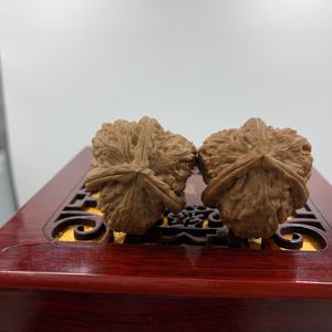 Lampe à sel en noyer Wenwan triangulaire, rare, avec trois têtes de <span class=keywords><strong>lion</strong></span> blancs nobles |   Objets d'art en bois Feng Shui polis à la main - Product Image 1