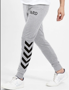 Pantalon de survêtement gris en coton pour homme avec imprimé chevron noir et logo Yard, taille élastique, style décontracté, idéal pour l'automne - Product Image 1