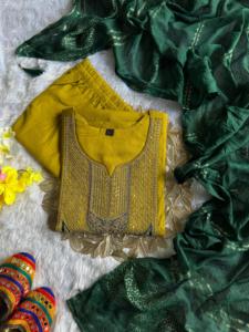 Ensemble Kurtis Pent Dupatta en soie romaine avec de magnifiques broderies et travail de sequins - Product Image 4