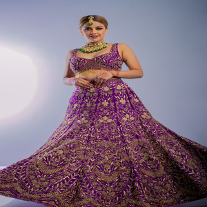Lehenga Choli moderne pour mariage indien |   Dupatta en dentelle brodée avec cristaux |   Tenue de mariée de luxe coupe A |   Ensemble de cérémonie Silhouette. - Product Image 1