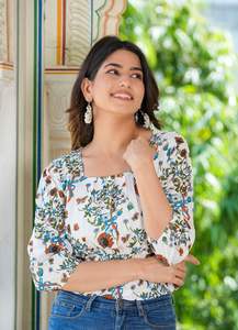 Haut blanc en rayonne à imprimé floral pour femme, coupe droite smockée, avec manches bouffantes et col carré, conçu pour un style décontracté mondial - Product Image 4