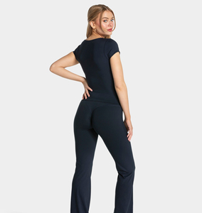 เสื้อยืดแขนสั้นผู้หญิงทรงเข้ารูปสีพื้นแบบลำลองขายส่งตามสั่ง - Product Image 1