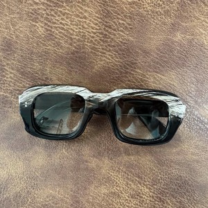Gafas de Sol Hechas a Mano con Montura Redonda de Cuerno de Búfalo Ajustables, Material Orgánico, Estilo Artesanal Moderno, Diseño Ecológico, Artículo Coleccionable - Product Image 1
