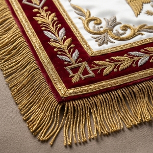 Delantal Masónico de Lujo en Terciopelo Rojo con Satén Blanco y Borlas con Bordado de Águila Dorada - Product Image 4