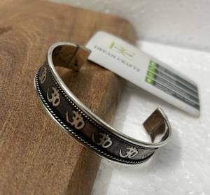 Brazalete de Metal Hecho a Mano con Alambre Plateado, Diseño Grabado con Mantra Aum, Ajustable, Unisex, Ancho, para Aliviar la Artritis, Color Plateado - Product Image 2