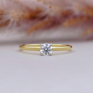 Anillo Solitario Minimalista con Diamante Cultivado en Laboratorio de Corte Redondo en Oro Amarillo, Anillo de Compromiso Clásico con Engaste de Puntas, Joyería Ética con Diamantes - Product Image 1