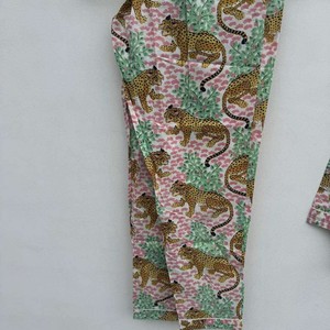 Conjunto de Pijama para Mujer con Estampado Animal, Cuello en V, 100% Algodón, Manga Larga, Suave, Largo, Informal, para Verano y Otoño, Lavable a Máquina - Product Image 3