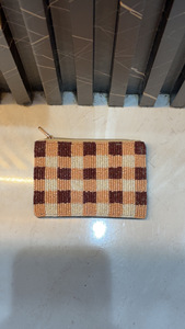 Bolso de mano de tela a cuadros marrón con cuentas y patrón texturizado, cierre de cremallera, para mujer, ideal para fiestas y viajes, con decoración de esculturas. - Product Image 4