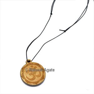 Fournisseur en ligne de pendentifs en bois gravés "OM" |   Obtenez des pendentifs en bois gravés de la meilleure qualité - Product Image 1