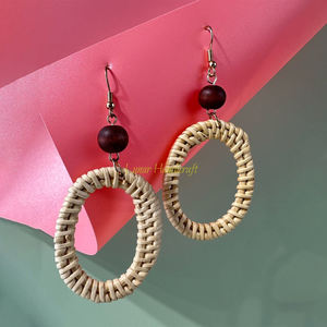 Boucles d'oreilles géométriques en rotin tressées à la main en rotin coloré tissé à la main bijoux goutte ronde fabriqués au Vietnam - Product Image 2