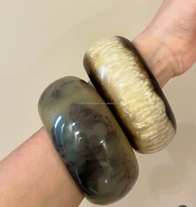 Brazalete de Resina Hecho a Mano con Patrón de Color Único, Joyería Perfecta para Niñas y Mujeres a Buen Precio - Product Image 2