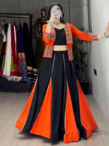 Conjunto de Lehenga Choli y Koti listo para usar, especial para Navratri, en rayón y algodón, con trabajo de espejo Kutchi, encaje Gota Patti y detalles Patta. - Product Image 4