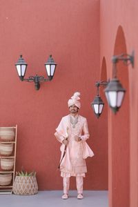 Sherwani indien traditionnel pour homme, élégant costume ethnique en soie pêche avec de fines perles et broderies micro-sequencées, tenue de soirée. - Product Image 4
