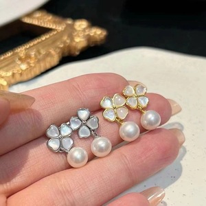 Boucles d'oreilles classiques et élégantes en perles Barrok, tempérament polyvalent avec des perles d'eau douce irrégulières, beauté naturelle - Product Image 1