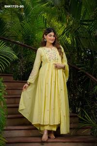 Kurti-pantalon et dupatta longs en soie Chanderi de qualité supérieure avec encolure et motifs brodés dispersés, style A-line - Exportateur indien - Product Image 4