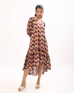 Robe évasée à imprimé abstrait de la collection automne, imprimé numérique, détail à volants, manches à revers, teinture unie, poche - Product Image 1