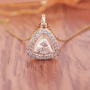 Collar con Colgante de Diamante Cultivado en Laboratorio con Corte Triangular en Oro de 14 Quilates de Lujo con Halo de Diamantes Redondos |   Elegante Joyería Fina de Oro - Product Image 4