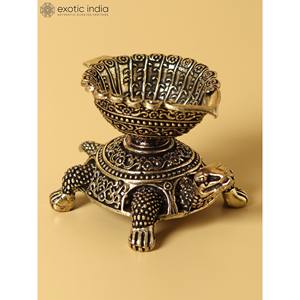 2 pouces Petite sculpture fine Diya de tortue vastu en laiton avec sculpture complexe pour la maison et le temple Made In India - Product Image 3