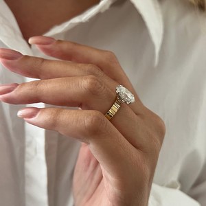 Anillo de Compromiso con Diamante CVD Ovalado de 3 Quilates Cultivado en Laboratorio, Corte E VS1, Banda de Cigarro de 3.5MM, Dos Tonos, Certificado IGI - Product Image 5