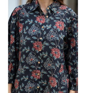 Ensemble trois pièces décontracté et tendance en rayonne à imprimé floral bleu foncé, avec chemise à manches retroussées, short et crop top, tenue de détente - Product Image 5