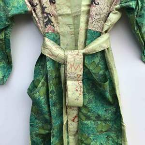 Kimono largo de patchwork, ropa de dormir, bata de noche, hecho a mano, estilo indio vintage, de seda sari reciclada. - Product Image 4