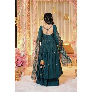 ชุดเดรส Anarkali ไซส์ XL สำหรับงานปาร์ตี้ พร้อมผ้าคลุมไหล่ ปักลายด้วยงานปักเลื่อม - Product Image 1