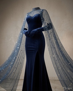 Robe de bal en velours Celestial Cape, coupe fourreau, taille naturelle, col cœur, imprimé étoilé, fente, pour soirée - Product Image 2
