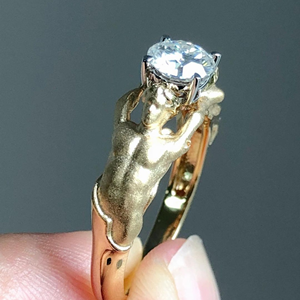 Anillo Iced Jewelz de 1.40 Quilates con Corte Redondo, Chapado en Oro Amarillo de 14K para Ella, Certificado IGI, ¡Gran Venta! - Product Image 1