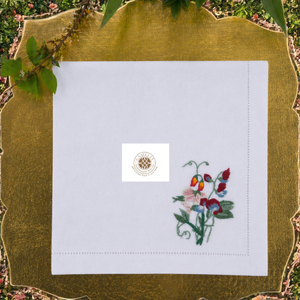Servilleta de lino bordada con bayas silvestres y flores, con costuras vibrantes que crean un alegre toque rústico a la mesa. - Product Image 3