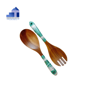 Ensemble de 2 cuillères en bois naturel avec manches colorées, ustensiles artisanaux légers, fabriqués au Vietnam - Product Image 4