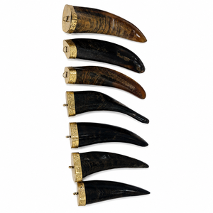 Colgantes de cuerno natural tallados a mano con tapa de latón grabada, dijes de cuerno de búfalo pulido para la fabricación de joyas y manualidades - Product Image 1