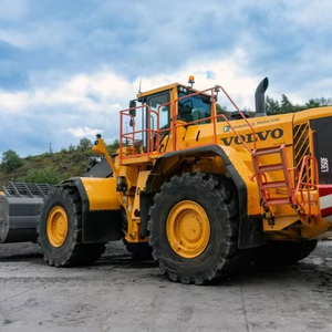 รถตักล้อยางมือสอง Volvo L350F เครื่องยนต์ดีเซล Perkins ระบบไฮดรอลิก HYDAC ประสิทธิภาพสูง รับประกัน 5+ ปี บุ้งกี๋ขนาด 2.5-9.2 เมตร - Product Image 1