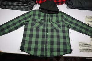 เสื้อเชิ้ตผ้าสักหลาดลายสก็อตสีเขียวสำหรับผู้ชาย  บุเกราะเคฟลาร์  มีฮู้ด แขนยาว  ซิป YKK และกระดุมติดด้านหน้า - Product Image 1