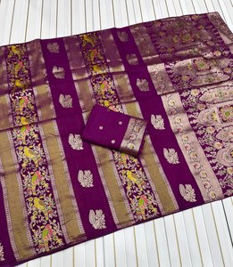 Sari Royal Meenakari en Soie Jacquard à Rayures Paon, Teint à la Main, Tissage Artisanal, avec Pallu Élégant Motif Paon - Product Image 4