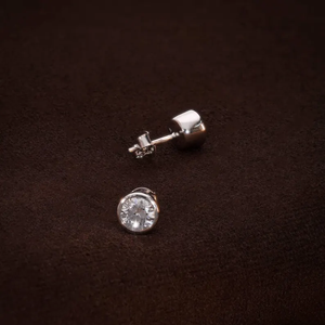 Pendientes Solitarios con Diamantes Creados en Laboratorio, Engaste de Bisel, 1.55 Quilates de Peso Total, Diamantes de Corte Redondo Certificados F-G VVS-VS - Product Image 2