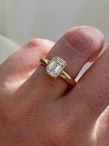 Anillo de compromiso con diamante cultivado en laboratorio de 1.5 CT con corte esmeralda y bisel – Solitario audaz (certificado IGI) - Product Image 1