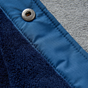 Veste en polaire sherpa pour homme personnalisée, couleur grise, fermeture à boutons, style décontracté, streetwear, manches longues, capuche intégrée - Product Image 6