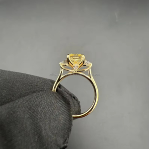Anillo de Diamante Amarillo Corte Radiante con Piedras Laterales en Oro Amarillo, Anillo de Compromiso de Lujo, Elegante Joyería Fina para Novia, Regalo para Ella - Product Image 4