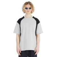 Grijze en zwarte kleurblok raglan t-shirt met korte mouwen, ronde hals, relaxed fit, casual, sportief.